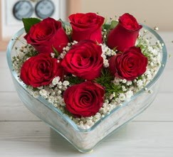 Kalp içerisinde 7 adet kırmızı gül  Bingöl Gölüm Çiçek çiçek gönderme sitemiz güvenlidir 