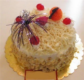 pasta siparisi 4 ile 6 kisilik yaspasta mis lezzette  Bingöl Gölüm Çiçek çiçekçi telefonları 