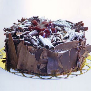 pasta yolla 4 ile 6 kisilik visneli çikolatali yas pasta  Bingöl Gölüm Çiçek çiçek siparişi sitesi 